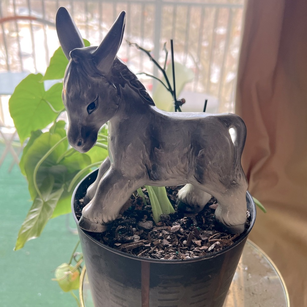 VINTAGE PORCELAIN SASSY ASS DONKEY FIGURINE JAPAN GLOSSY GLAZE